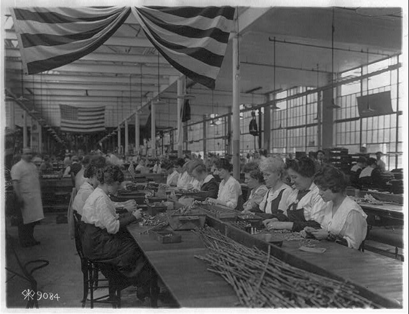 Women working in a workshop during the first world war.