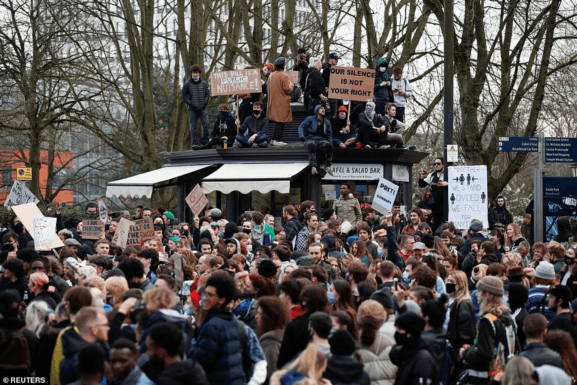 women destroy property to block the law to restrict protests March 2021