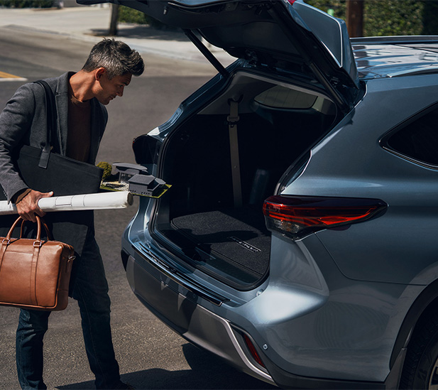 2026 Toyota Highlander vs. 2026 Honda Pilot vs. 2026 Hyundai Santa Fe comparison | Palmiero Toyota | Man loading his stuff into the trunk of his 2026 Toyota Highlander 2026 Toyota Highlander vs. 2026 Honda Pilot vs. 2026 Hyundai Santa Fe comparison | Palmiero Toyota | Man loading his stuff into the trunk of his 2026 Toyota Highlander
