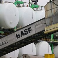 BASF Falls on 2,600 Job Cuts and Early End to Share Buyback