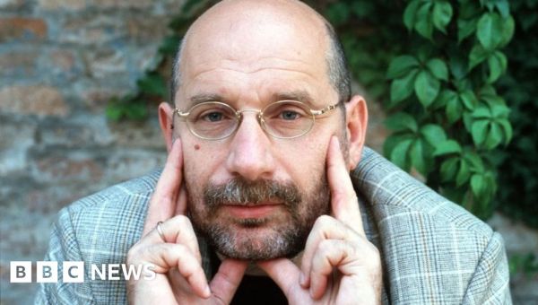 Boris Akunin: Russia designates author 'foreign agent'