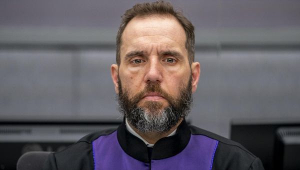 War crimes specialist will investigate Donald Trump