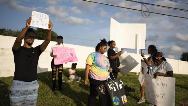 A police officer shoots a black pregnant woman in the United States