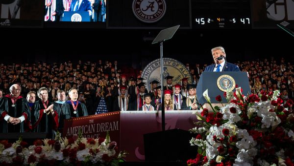 In Alabama Commencement Speech, Trump Mixes In the Political