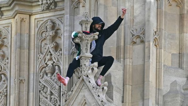 Man arrested after scaling London’s Big Ben with Palestinian flag
