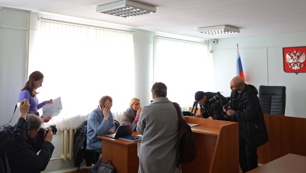 The custody of a Russian girl who drew an antiwar picture is still undecided.