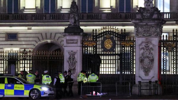 Man arrested outside Buckingham Palace wanted to speak to soldier