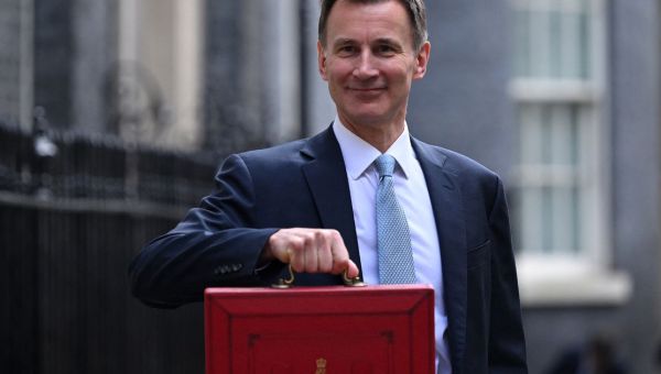 National Insurance slashed for workers as Jeremy Hunt confirms ‘Union tax cut’
