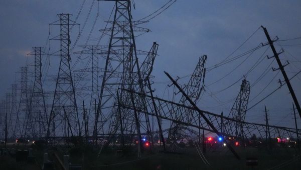 4 dead as severe storms hit Houston area; hundreds of thousands lose power in Texas