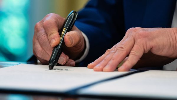 In Birthright Citizenship Case, Supreme Court Wrestles With Limiting Judges' Power