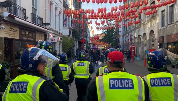 Right wing groups attack officers as pro-Palestine march begins in central London