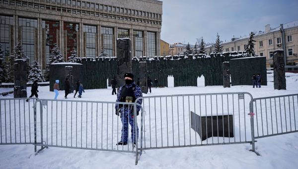 As Russian Police Arrest Navalny Mourners, Many Fear Big Crackdown