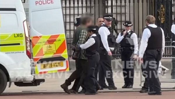 Buckingham Palace ‘knifeman’ was carrying photo and book on how to be successful