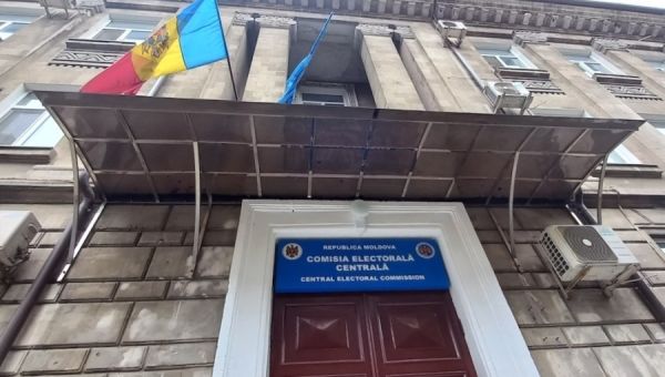 Close race in Moldova’s pro-EU referendum and presidential election