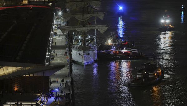 Mexican naval sailboat hits Brooklyn Bridge, killing two crew members