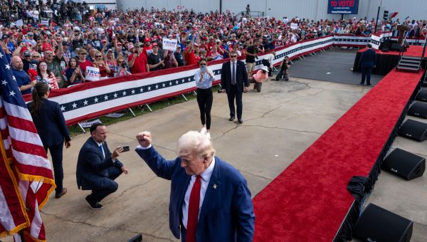 Donald Trump, Back at an Outdoor Rally, Returns to Familiar Habits