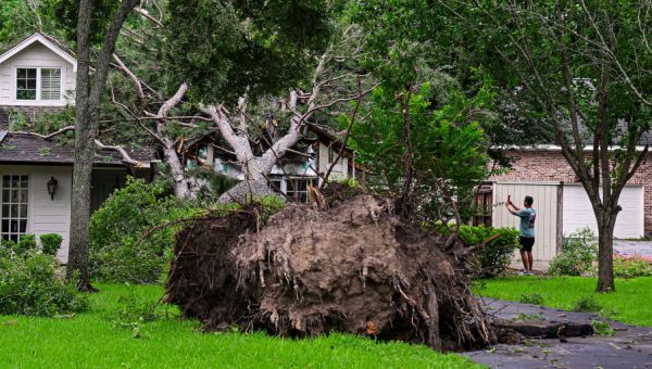 7 dead in Houston area after storms, 100 mph winds