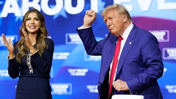 Trump turns political event into surreal listening party