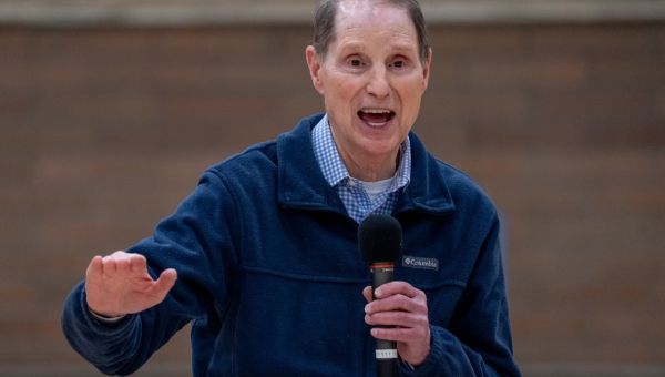 Wyden-backed anti-tariff measure comes up short in U.S. Senate