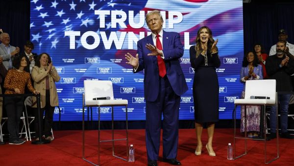 Trump sways to music for 39 minutes in awkward end to Pennsylvania campaign event