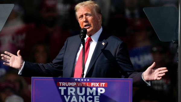 Supporters dressed as garbage, supporters leaving early. Can Trump defend himself in North Carolina?