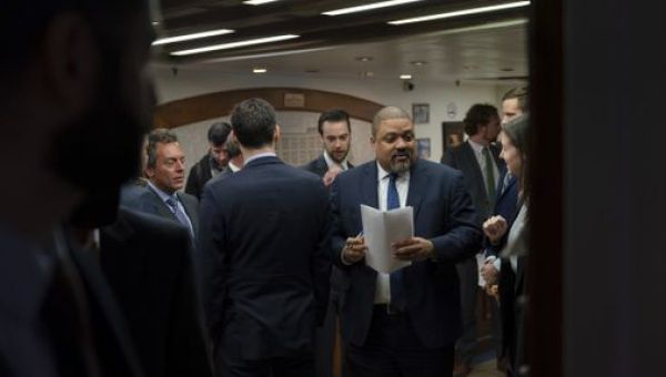 Manhattan prosecutors begin presenting Trump case to grand jury – The Boston Globe