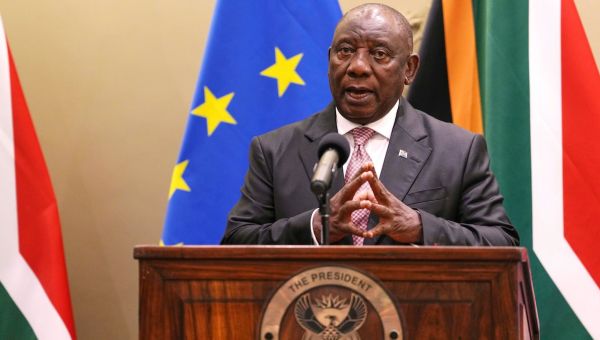 Trump ambushes South Africa’s president with false claims of ‘white genocide’