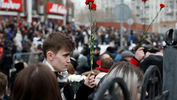 Mourners chant 'we are not afraid' as Navalny's coffin arrives at Moscow church