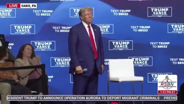 Trump Is Confused And Freezes During Bizarre Rally