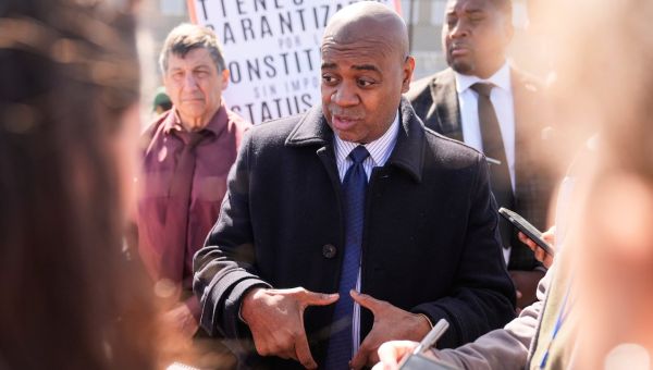 Newark mayor returns to immigration detention center days after trespassing arrest – The Boston Globe