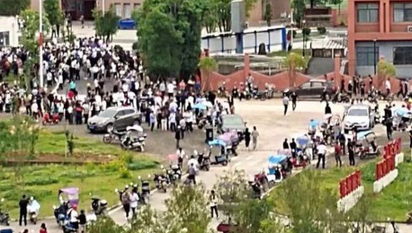 China knife attack: Two killed and ten injured in mass stabbing at primary school