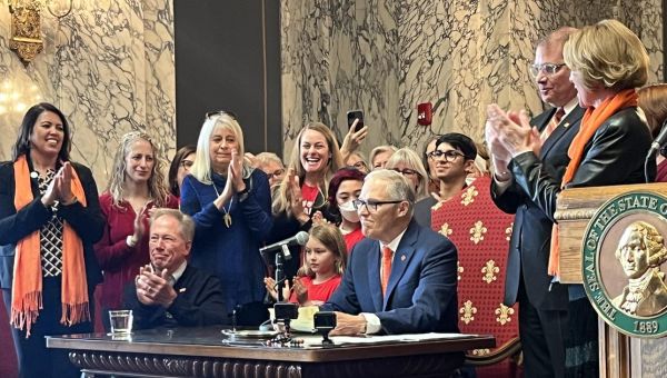 Inslee signs assault weapons sales ban