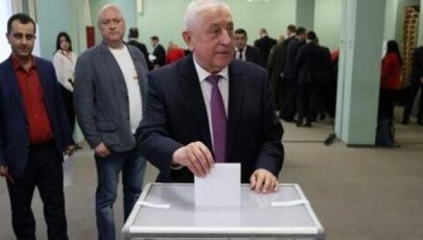 Russian Communists pit political veteran against Putin