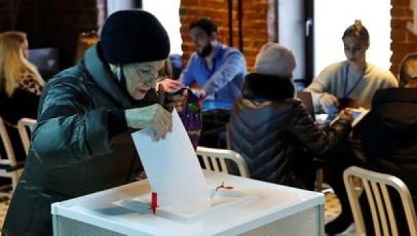Dye, cyber attacks mar first day of Russia’s presidential election