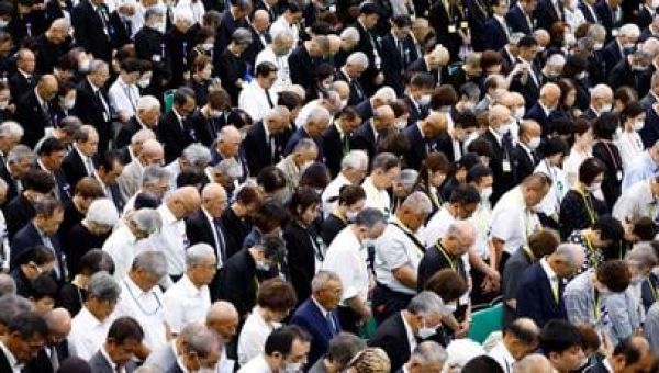 Japan ministers visit controversial war shrine on World War Two anniversary