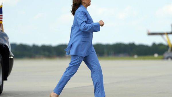 Harris and Walz make phone calls, rally volunteers on Pennsylvania bus tour before DNC in Chicago