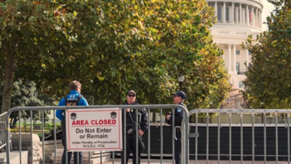 Police arrest man trying enter US Capitol with flare gun