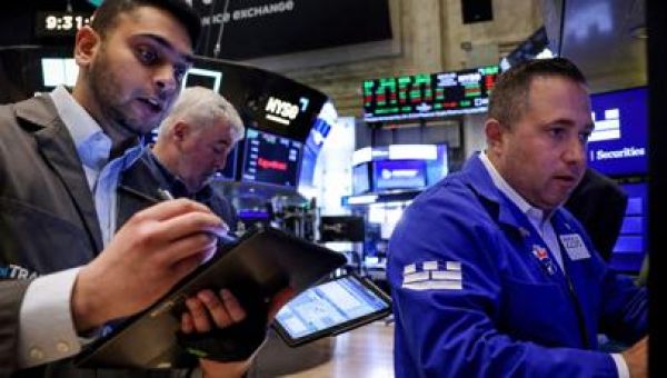 White House downplays economic ‘blips’ as stock market tumbles