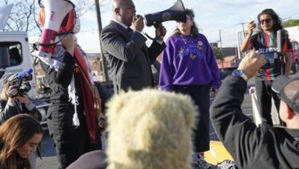 Mayor arrested at federal immigration center whose opening he was protesting