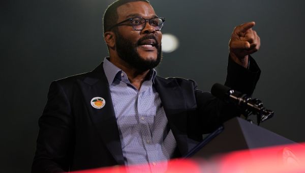 Tyler Perry blasts Trump in passionate speech at Harris’s Atlanta rally – The Boston Globe