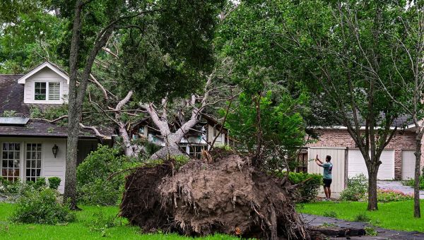7 dead in Houston area after storms, 100-mph winds