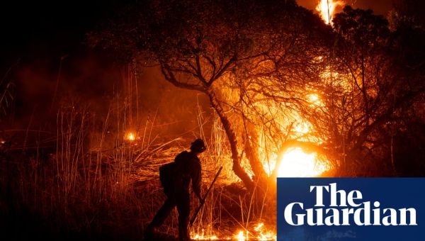 New wildfire breaks out in Ventura County, northwest of Los Angeles – video