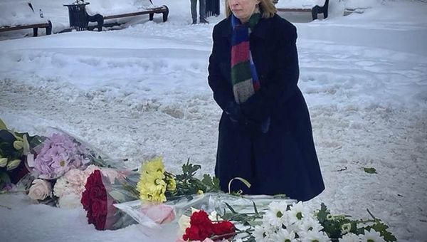 US and UK ambassadors pay respects for ‘murdered’ Alexei Navalny
