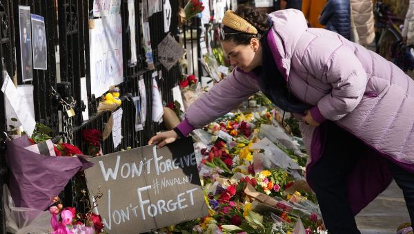 Russia begins jailing hundreds laying flowers for Alexei Navalny