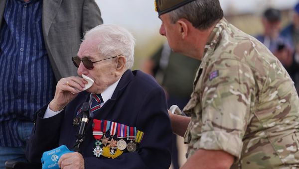One of last surviving D-Day veterans weeps on return Normandy beach
