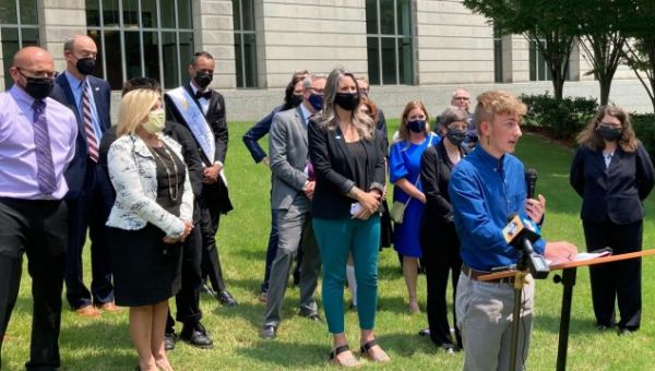 Judge overturns Arkansas ban on transition care