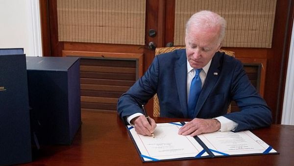 White House Flies 4,000 Page Omnibus Bill to Virgin Islands for Biden Signature – The Last Refuge