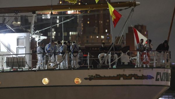 Two dead after Mexican navy ship on ‘global goodwill’ tour crashes into Brooklyn Bridge