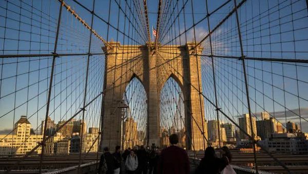 Sail boat’s masts snap off as it crashes into Brooklyn Bridge
