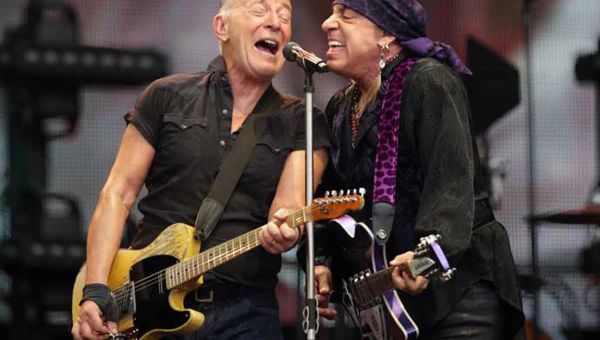 Bruce Springsteen Calls Trump Administration ‘Treasonous’ & ‘Corrupt’ During U.K. Concert – uInterview